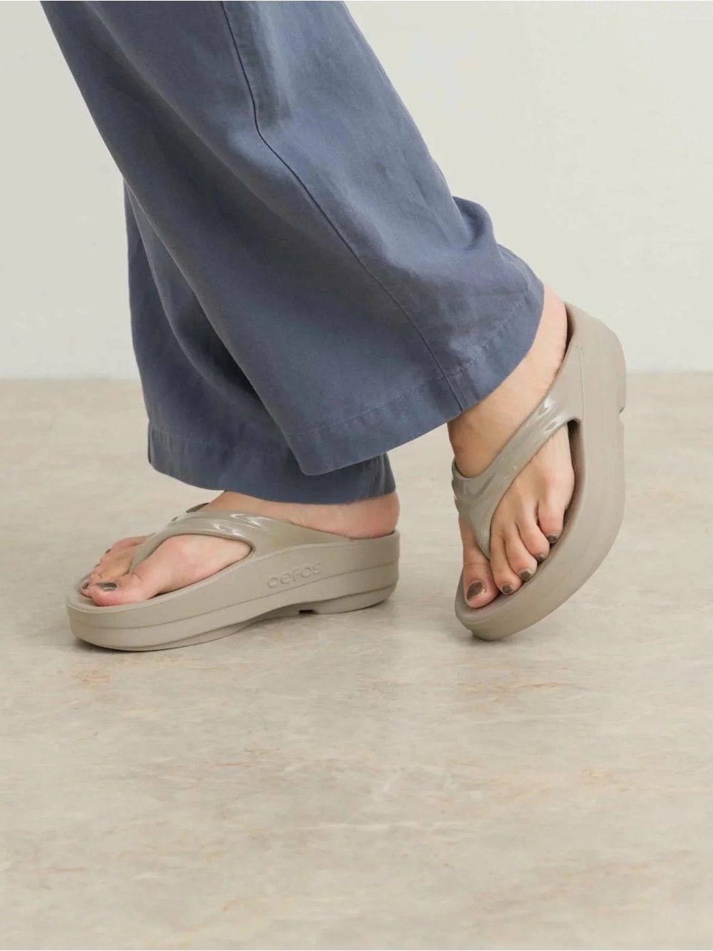 OOFOS OOmega Platform Flip Flop sandals beige 10 Women's